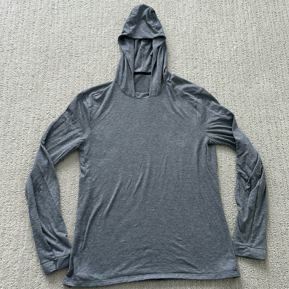 Men’s size medium metal vent hooded long sleeve shirt